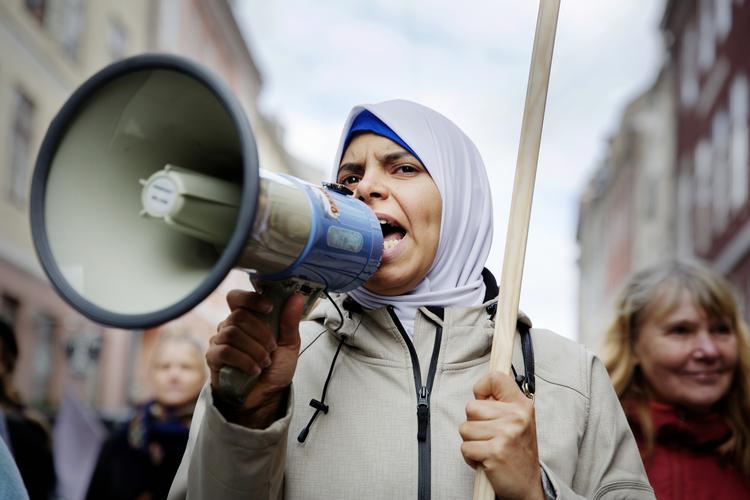 Vedtages lovforslagene i ghettopakken af Folketinget i dette efterår, betyder det nemlig, at 60 procent af de almene familieboliger i de hårdeste ghettoområder kan blive revet ned eller solgt som privat udlejning eller ejerlejligheder.
Derfor havde græsrodsbevægelsen 'Almen Modstand',  arrangeret demonstrationer i København, Aarhus og Odense for at råbe politikerne op. Emma Sejersen/POLFOTO