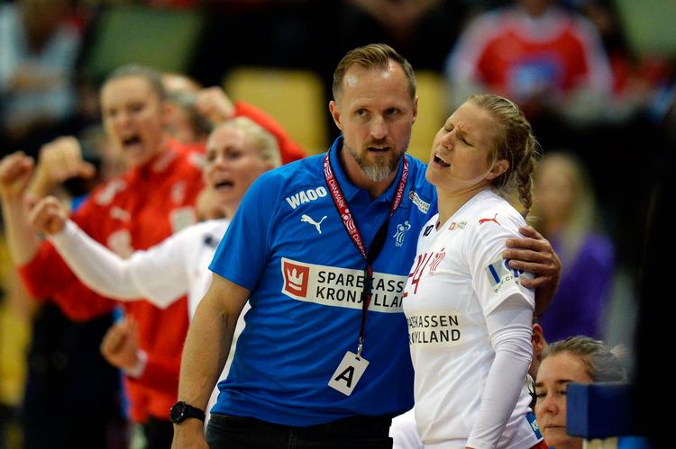 Landstræner Klavs Bruun Jørgensen giver Mia Rej instruktioner under Golden Leauge kampen mellem Danmark - Polen. Det var før, Mia Rej blev skadet. Ernst van Norde/Ritzau Scanpix