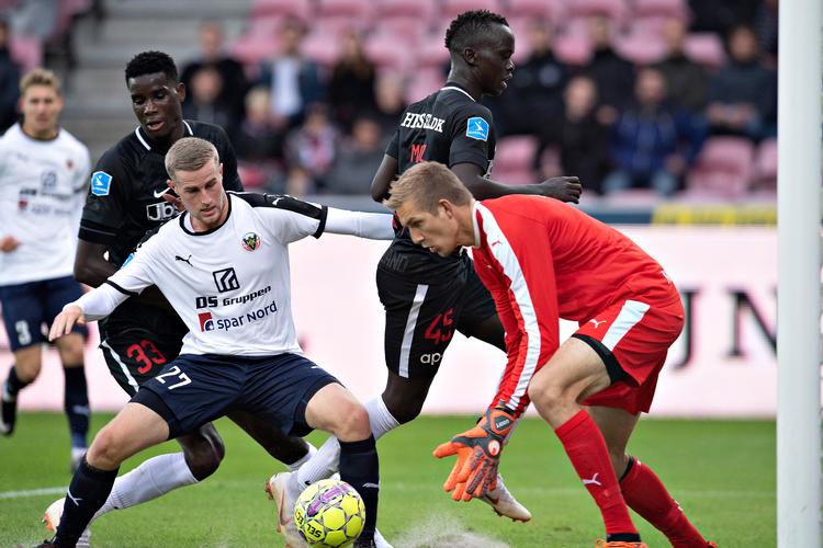 Mathias Haarup fra Hobro skærmer Paul Onuachu af, så målmand Jesper Rask kan snuppe bolden. Jens Nørgaard Larsen/Ritzau Scanpix
