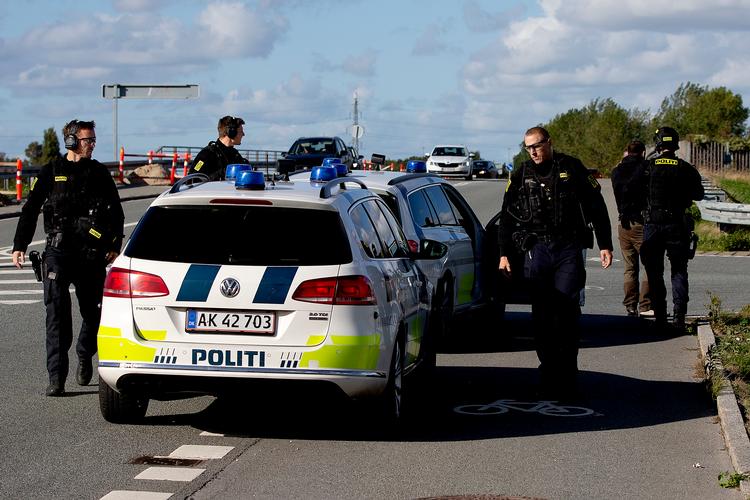 Ingen af de tidligere operativchefer for PET Hans Jørgen Bonnichsen eller Frank Jensen mener, at man kan bebrejde  eller kritisere politiet for fredagens store operation. Finn Frandsen/POLFOTO