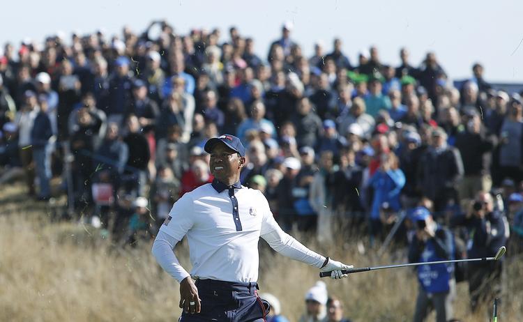 I den amerikanske lejr tror stjernen Tiger Woods stadig på, at weekenden kan ende lykkeligt og at USA kan genvinde Ryder Cup. (AP Photo/Alastair Grant)
   Alastair Grant/AP