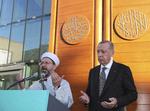 
    »De udstødte vores Mesut Özil og vores Ilkay, som er født og opvokset i Tyskland, bare fordi vi fik taget et billede sammen med dem, sagde Erdogan, da han gjorde sig klar til at klippe snoren over ofr at indvie en ny moské i Köln.(Presidential Press Service via AP, Pool)
   /AP