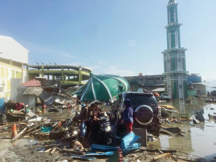 Dødstallet efter jordskælvet og tsunamien i Indonesien ventes at stige yderligere, efterhånden som redningsmandskab når frem til mere afsidesliggende egne. Tatan Syuflana/AP