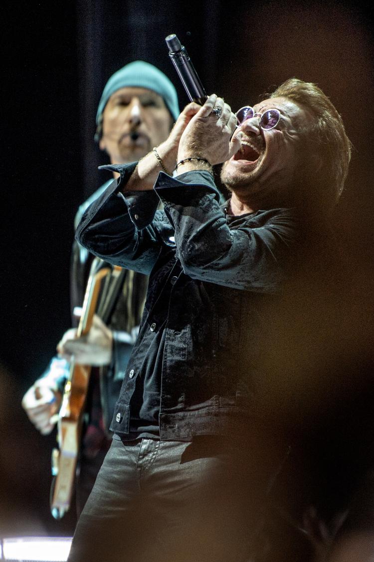 De store, følelsesladede øjeblikke udeblev. I stedet fejrede bandet sig selv og deres historie med en lidt sløv setliste, da U2 gav koncert i Royal Arena i København.  Nils Meilvang/Ritzau Scanpix