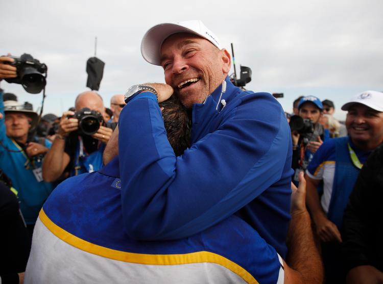 Italieneren Franesco Molinari blev den første europæer nogen sinde til at score de maksimale 5 point i en Ryder Cup-match, hvilket kaptajn Thomas Bjørn naturligvis var taknemmelig. Carl Recine/Ritzau Scanpix