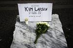 På Christianshavns torv har nogen lagt blomster og skrevet en lille mindetekst over Kim Larsen. Som aftenen er skredet frem, er der kommet flere blomster til. Emma Sejersen/POLFOTO