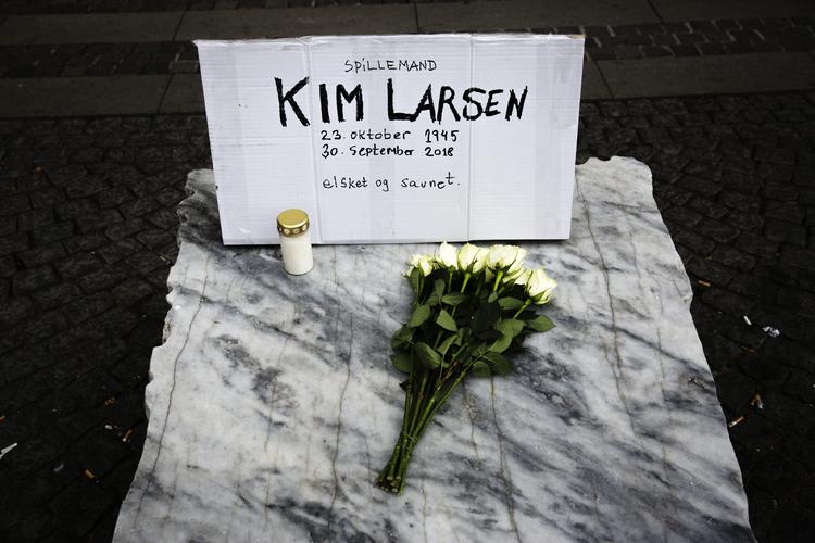 På Christianshavns torv har nogen lagt blomster og skrevet en lille mindetekst over Kim Larsen. Som aftenen er skredet frem, er der kommet flere blomster til. Emma Sejersen/POLFOTO