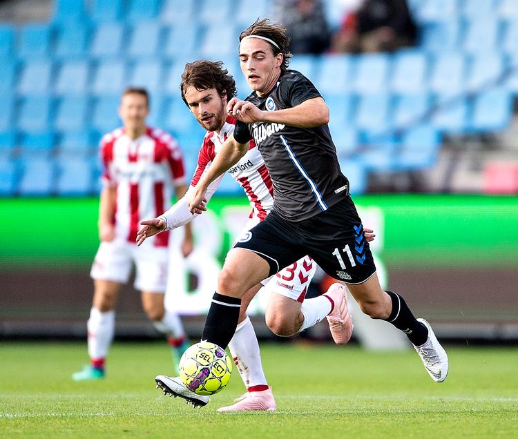 OB's Casper Nielsen mod AaB's Filip Lesniak i superliga-kampen mellem AaB og OB i Aalborg søndag. Henning Bagger/Ritzau Scanpix