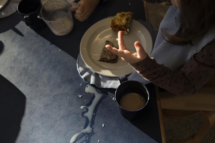 Frokost og spildt mælk. Børnehuset Tornbjerg i Odense. Melissa Kühn Hjerrild/POLFOTO