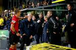 Morten Krogh udviste Brøndbys målmand Benjamin Bellot, bortviste Brøndbys assistenttræner Martin Retov fra bænken (billedet) og udviste selverkendelse, da han erkendte at han havde taget fejl. Jens Dresling/POLFOTO