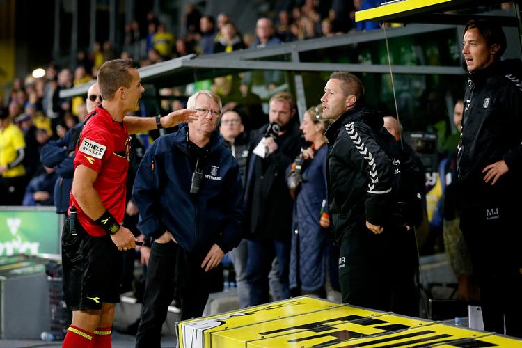 Morten Krogh udviste Brøndbys målmand Benjamin Bellot, bortviste Brøndbys assistenttræner Martin Retov fra bænken (billedet) og udviste selverkendelse, da han erkendte at han havde taget fejl. Jens Dresling/POLFOTO