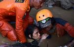 En 15-årig pige reddes ud af sit oversvømmede og smadrede hjem i Palu. Foto: AP Photo/Arimacs Wilander Asia516/AP