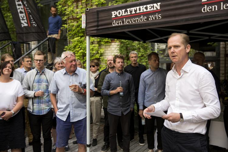 I aften fejrer Politiken sin 134 års fødselsdag i selskab med dem, der er allermest vigtige for avisen - læserne. 
Ansvarshavende chefredaktør Christian Jensen deltager naturligvis. Her er han fotograferetmed otograf Jacob Ehrbahn og journalist Kjeld Hybel, da de modtog Hørup-prisen. Andreas Haubjerg/POLFOTO