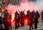 Det gik voldsomt for sig ved optøjerne i Chemnitz som i august i år, hvor højreradikale demonstranter tænder fyrværkeri mod politiet. Jens Meyer/AP