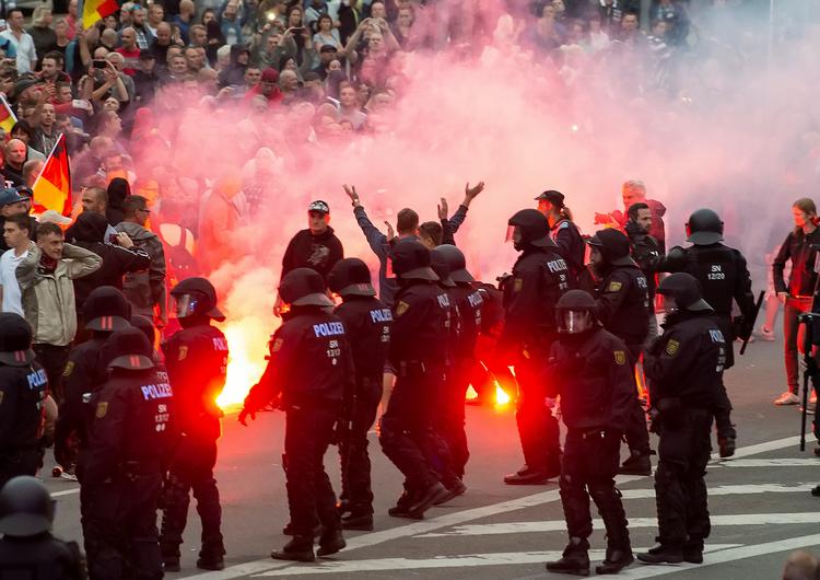 Det gik voldsomt for sig ved optøjerne i Chemnitz som i august i år, hvor højreradikale demonstranter tænder fyrværkeri mod politiet. Jens Meyer/AP
