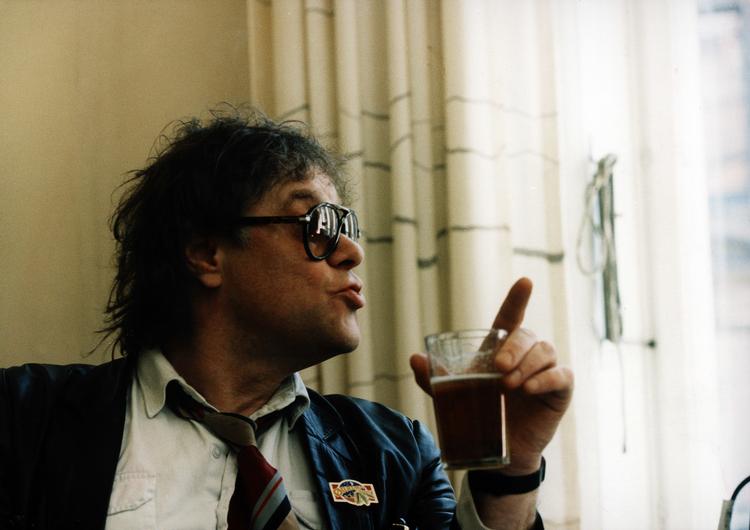 »Lige nu har jeg det da meget godt. Jeg drikker bajere og har det skægt«, sagde Kim Larsen bl.a. under interviewet med Morten Sabroe. 
  Ole Buntzen/POLFOTO