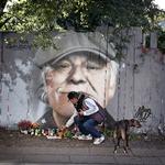 Gadekunstner Miki Pau Otkjær malede et portræt af Kim Larsen maleri på plankeværket i Prinsessegade ved Christiania kort efter sangerens død.
   Jens Dresling/POLFOTO