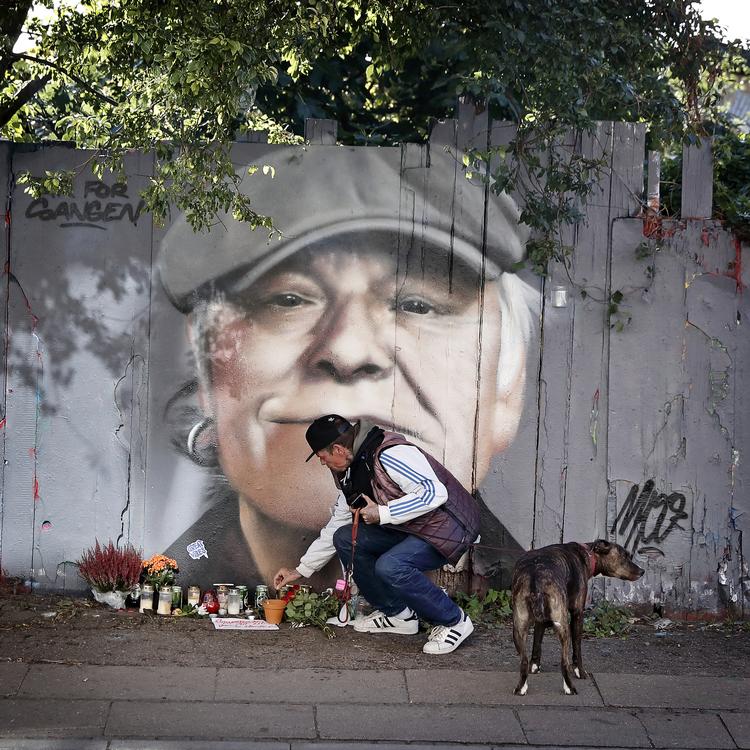 Gadekunstner Miki Pau Otkjær malede et portræt af Kim Larsen maleri på plankeværket i Prinsessegade ved Christiania kort efter sangerens død.
   Jens Dresling/POLFOTO