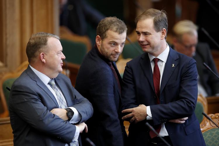 Statsminister Lars Løkke Rasmussen, Radikale Venstres formand, Morten Østergaard, og Socialdemokraternes politiske ordfører, Nicolai Wammen, mødes til en beleven passiar ved Folketingets åbning i 2017.
   Jens Dresling (arkiv)/POLFOTO