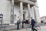 En cyklist betragter deltagerne på vej til gudstjeneste i Christiansborg Slotskirke. Men en række MF'ere bliver væk. Martin Sylvest/Ritzau Scanpix