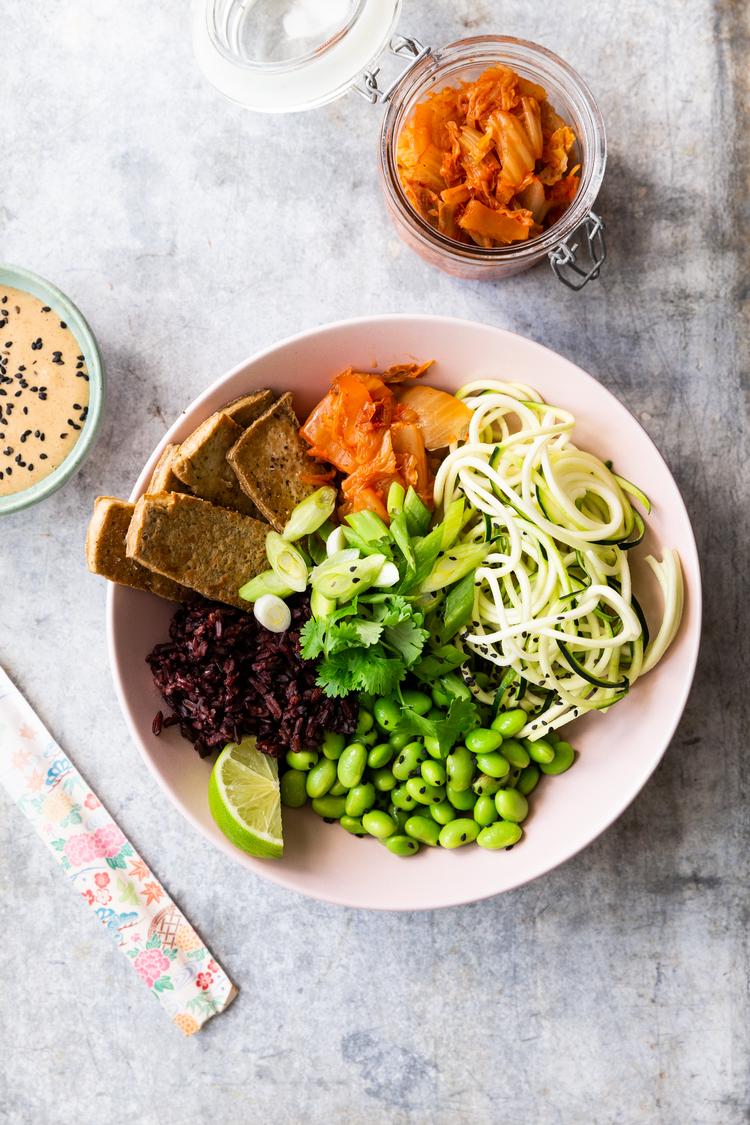 Tilføj noget ekstra sundt til din salat med kimchi --fermenteret kål på koreansk. Foto: Ditte Ingemann/POLFOTO