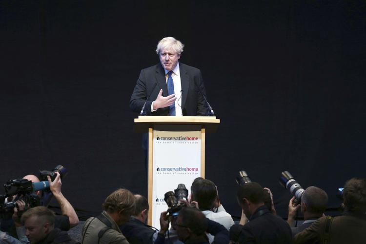 Storbritanniens tidligere udenrigsminister Boris Johnson fik højlydte klapsalver ved Det Konservative Partis konvent i Birmingham. Aaron Chown/AP