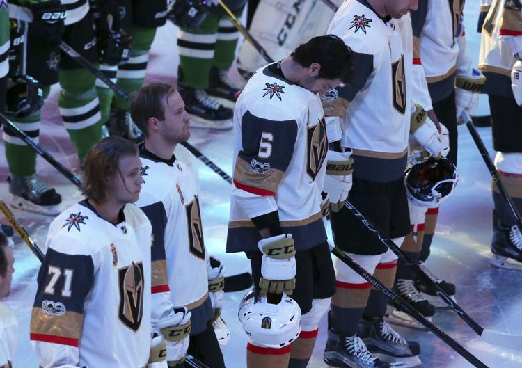 Spillerne fra Vegas Golden Knights under ét minuts stilhed efter masseskyderiet i Las Vegas sidste år, hvor en 64-årige mand dræbte 58 koncertgængere med automatvåben fra et hotelværelse. Lm Otero/AP