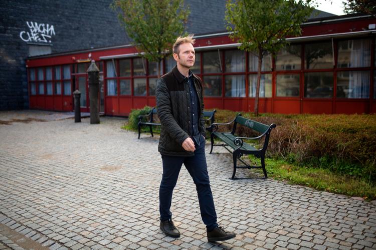 KRITIK. Mads Heje Fuglsang fotograferet ved Nuuks Plads: »Det materiale om skyggeeffekterne af højhuset, som vi borgere har fået fremlagt, er ikke nær så detaljeret som det, politikerne har set. Det synes jeg er kritisabelt« . Andreas Haubjerg/POLFOTO
