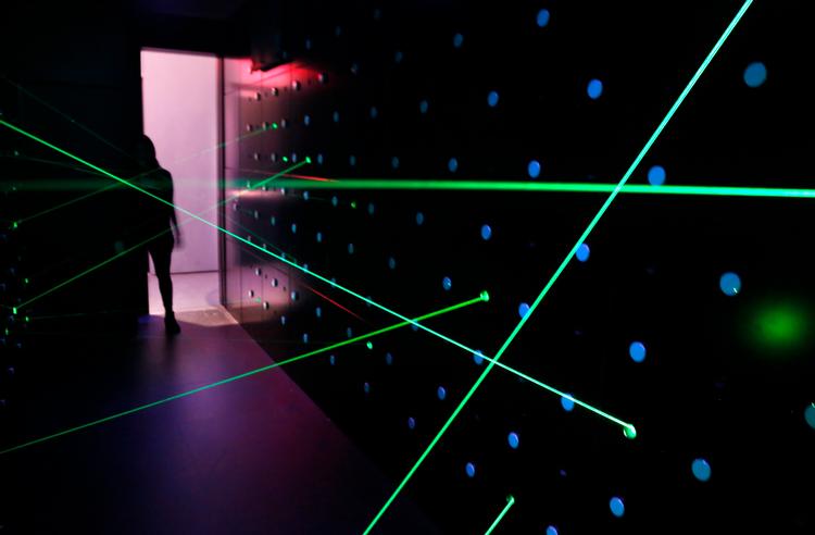 De tre nobelpristagere i fysik 2018 bliver hædret for deres evne til udnytte laserlysets store potentiale. (AP Photo/Seth Wenig) Seth Wenig/AP