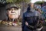 
    Blomster, øl, smøger og hilsner er lagt foran det portræt der er blevet malet på hegnet ind mod Christiania på Prinsessegade i København til ære for danskernes nationalskjald Kim Larsen. Mads Claus Rasmussen/Ritzau Scanpix