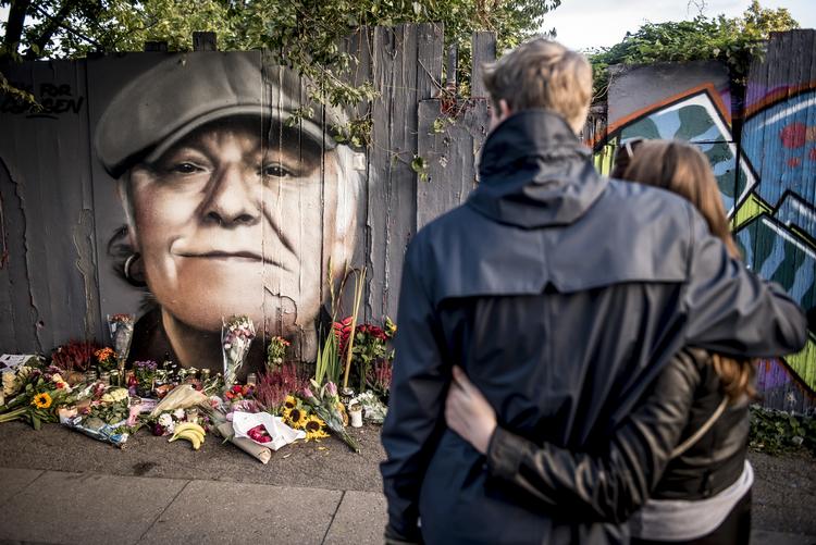 
    Blomster, øl, smøger og hilsner er lagt foran det portræt der er blevet malet på hegnet ind mod Christiania på Prinsessegade i København til ære for danskernes nationalskjald Kim Larsen. Mads Claus Rasmussen/Ritzau Scanpix