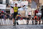 Danny van Poppel kører jublende i mål som vinder af Binche-Chimay-Binche. 
