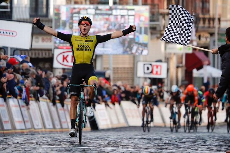 Danny van Poppel kører jublende i mål som vinder af Binche-Chimay-Binche. 