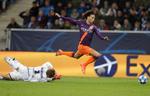 Den tyske landsholdsspilelr Leroy Sane jumps blev måske snydt fro et straffespark, da Hoffemheims målmand Oliver Baumann nedlagde ham. Michael Probst/AP