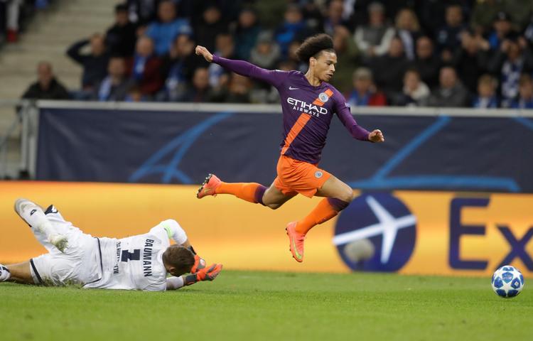 Den tyske landsholdsspilelr Leroy Sane jumps blev måske snydt fro et straffespark, da Hoffemheims målmand Oliver Baumann nedlagde ham. Michael Probst/AP