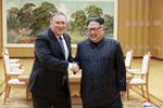 USA's udenrigsminister, Mike Pompeo (tv) sammen med Nordkoreas diktator, Kim Jong-un, da de mødtes tidligere på året.  /AP