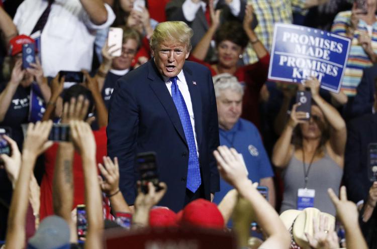
    USA's præsident, Donald Trump, fremførte tirsdag sin egen lille version af en meget omtalt afhøring af professor Christine Ford.
Det skete tirsdag ved et vælgermøde i Mississippi ifølge NBC News. (AP Photo/Rogelio V. Solis)
   Rogelio V. Solis/AP