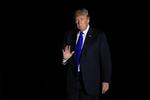 
    Præsident Donald Trump vinker til tilhængere efter at han i går ankom til det Hvide Hus. The New York Times fortæller tirsdag, at Donald Trump og hans søskende hjalp deres forældre med at skjule millioner af dollar for skattemyndighederne.. (AP Photo/Manuel Balce Ceneta)
   Manuel Balce Ceneta/AP