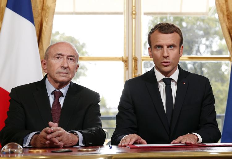 
    Frankrigs indenrigsminister  Gerard Collomb og Emmanuel Macron underskrev sidste år en antiterrorlov - nu forlader Collomb Frankrigs regering.
 (AP Photo/Christophe Ena, File)
   Christophe Ena/AP