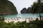 
    Maya Bay berømt i filmen 'The Beach'. Onsdag er den blevet lukket på ubestemt tid for offentligheden. Stranden lider under store mængder turistbesøg.. (AP Photo/Sakchai Lalit, File)
   Sakchai Lalit/Ritzau Scanpix