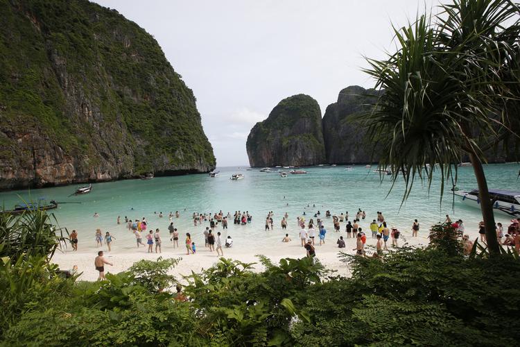 
    Maya Bay berømt i filmen 'The Beach'. Onsdag er den blevet lukket på ubestemt tid for offentligheden. Stranden lider under store mængder turistbesøg.. (AP Photo/Sakchai Lalit, File)
   Sakchai Lalit/Ritzau Scanpix