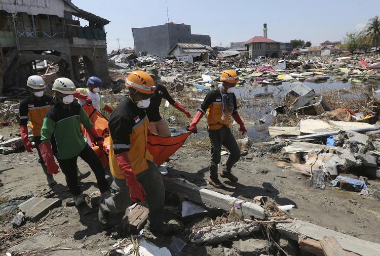 Øen Sulawesi i Indonesien er de seneste uger blevet ramt af to jordskælv og en tsunami . Redningsfolk finder stadig nye dødsofre i store antal. Onsdag oplyser landets katastrofemyndigheder, at over 1400 er døde i katastrofen.  (AP Photo/Tatan Syuflana)
   Tatan Syuflana/AP
