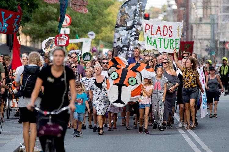Flere tusinde gik i sommer fra Rådhuspladsen til Amager for at demonstrere mod at der bygges på Amager Fælled. Finn Frandsen/POLFOTO