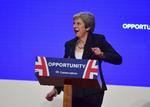 
    Fra talerstolen forsvarer Theresa May sin plan for Storbritanniens exit fra EU, dagen efter at hendes tidligere udenrigsminister Boris Johnson gik helhjertet til angreb på Mays plan. (Victoria Jones/PA via AP)
   Victoria Jones/AP
