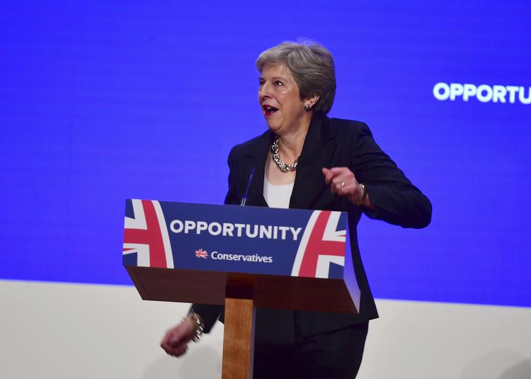 
    Fra talerstolen forsvarer Theresa May sin plan for Storbritanniens exit fra EU, dagen efter at hendes tidligere udenrigsminister Boris Johnson gik helhjertet til angreb på Mays plan. (Victoria Jones/PA via AP)
   Victoria Jones/AP