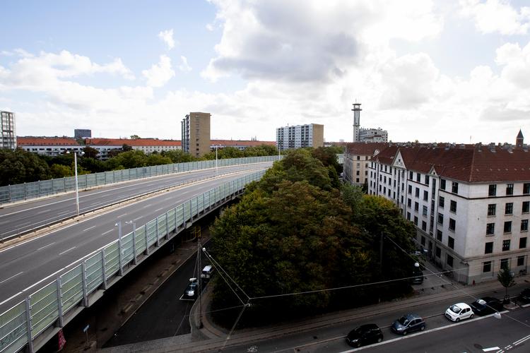 Det rådgivende ingeniørfirma Rambøll har beregnet, at det vil koste op mod 1,5 milliarder kroner at lægge Bispeengbuen i en tunnel og fritlægge åen . Finn Frandsen/POLFOTO