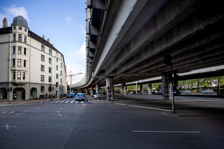 Bispeengbuen er 50 år gammel. Derfor står det statsejede vejstykke overfor en såkaldte levetidsforlæggelse. Den vil koste adskillige millioner kroner - formentlig i omegnen af 125 millioner kroner. Et bredt flertal i Folketinget er nu klar til at give broen og vedligeholdelsespengene til Københavns og Frederiksbergs kommune, som gerne vil lægge vejstykket i en tunnel. Finn Frandsen/POLFOTO