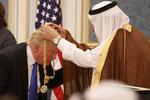 Så gode venner var de: Kong Salman gav i maj sidste år præsident Trump sit lands højeste civile hædersbevisning - Abdulaziz Al Saud-ordenen -- ved en højtidelighed i  kongepaladset i Riyadh. Trump bøjede sig, så monarken kunne hænge medaljen og den gyldne kæde om halsen på ham. Dt vakte også debat, om Trump i overført forstand havde bøjet sig for den arabiske konge.
 Evan Vucci/AP