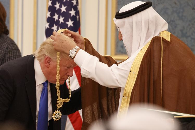 Så gode venner var de: Kong Salman gav i maj sidste år præsident Trump sit lands højeste civile hædersbevisning - Abdulaziz Al Saud-ordenen -- ved en højtidelighed i  kongepaladset i Riyadh. Trump bøjede sig, så monarken kunne hænge medaljen og den gyldne kæde om halsen på ham. Dt vakte også debat, om Trump i overført forstand havde bøjet sig for den arabiske konge.
 Evan Vucci/AP