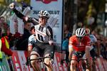 Max Wahlscheid suser jublende over stregen, mens John Degenkolb resignerende må tage til takke med andenpladsen. 